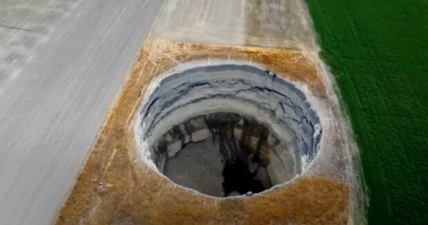 Mitten auf dem Feld erschien ein rundes Loch, in das ein Wolkenkratzer passen wird: Höhlenforscher beschlossen, mit einer Kamera hinunterzusteigen