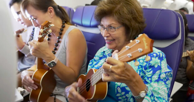 Ukulele-Unterricht während des Fluges: Passagiere lernen das Instrument an Bord des Flugzeugs zu spielen