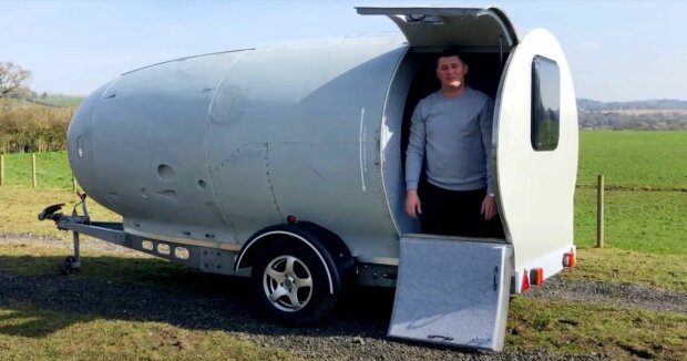 Der Mann fand ein verlassenes Flugzeugtriebwerk: in 3 Monate baute er daraus ein Wohnmobil