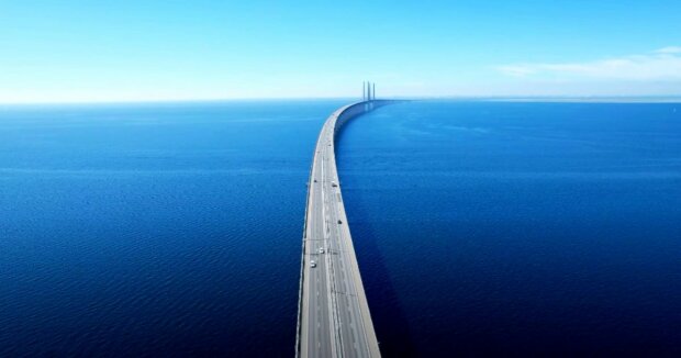 Eine ungewöhnliche Brücke, die unter Wasser zwei Staaten verbindet