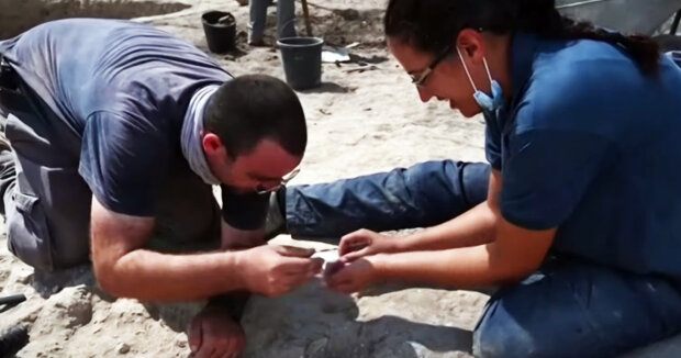 Ein Ehepaar entdeckte bei Renovierungsarbeiten antike Münzen von hohem Wert unter dem Fußboden