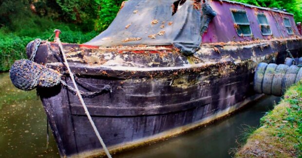 Der Junge konnte sich keine Wohnung leisten und kaufte einen alten Kahn: In nur acht Wochen hatte er ein vollwertiges Haus auf dem Wasser