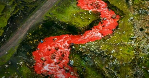 Ungewöhnliches Naturphänomen: Der Fluss von Cusco in Peru, in dem rotes Wasser fließt