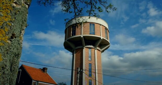 Ein Mann kaufte einen verlassenen Wasserturm und machte ein gemütliches Familienhaus: Foto eines ungewöhnlichen Zuhauses