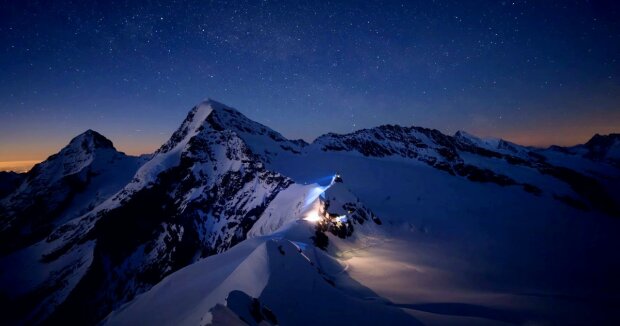 In den Alpen befindet sich auf 3500 m Höhe der höchstgelegene Bahnhof Europas, der seit dem 19. Jahrhundert in Betrieb ist