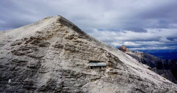 Verstecktes Gebäude: ein Haus, das in den Fels gebaut ist