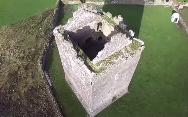 Touristen übernachteten in einer verlassenen Burg, doch mitten in der Nacht hörten sie Stimmen und Tonaufnahmen