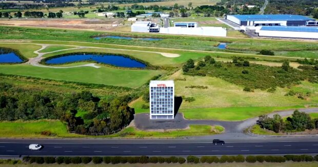 An der Autobahn befindet sich ein gewöhnlich aussehendes Hotel, in dem es buchstäblich unmöglich ist, ein Zimmer zu buchen