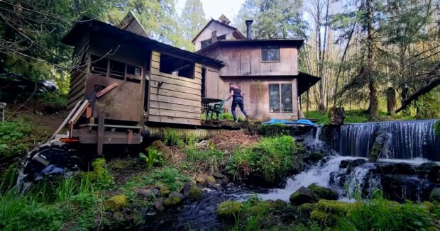 Vor 46 Jahren ging der Mann in den Wald und lebt allein: Zum ersten Mal seit langer Zeit ließ er Fremde herein und zeigte ihnen sein Leben