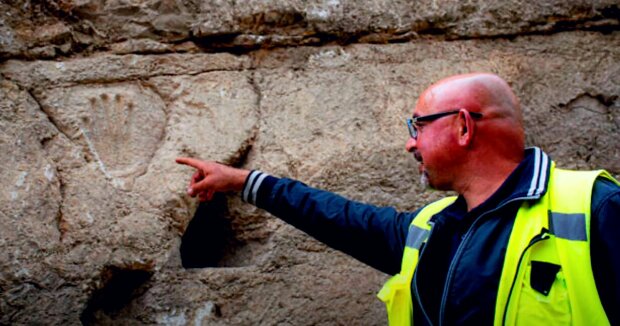 Mysteriöser Handabdruck wurde auf 1.000 Jahre alter Mauer in Jerusalem gefunden