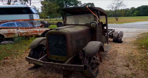 Ein Mechaniker fand im Wald einen Lastwagen von 1929: er versuchte, das Auto zu starten, das fast ein Jahrhundert lang rostete