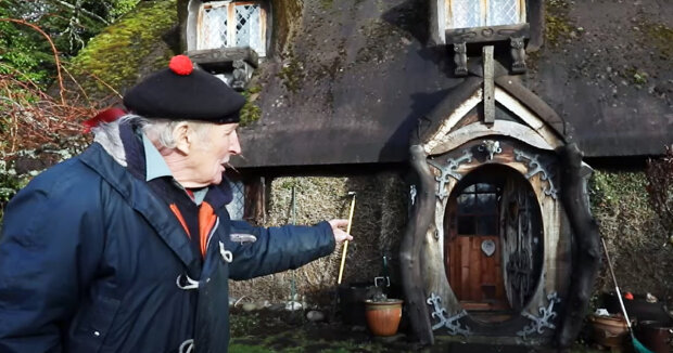 Ein Mann im Alter von 90 Jahren hat sein eigenes Hobbit-Haus gebaut, in dem er gemütlich lebt