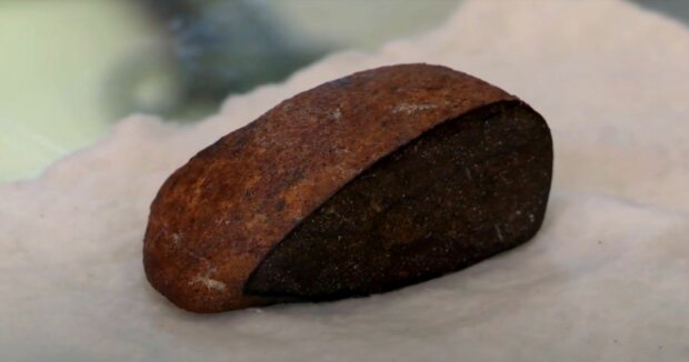 Eine französische Accessoire-Marke präsentiert eine handgefertigte Tasche aus einem vor Tausenden von Jahren auf die Erde gestürzten Meteorit