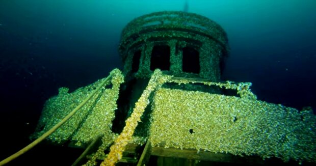 Taucher stoßen auf dem Meeresgrund auf ein Schiff, das vor 90 Jahren gesunken ist: Sie filmten alles, was sie in den Laderäumen finden konnten