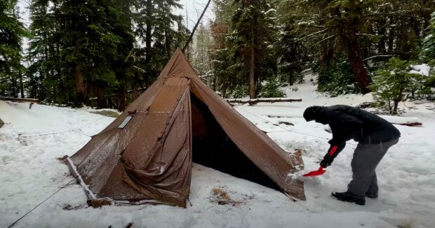 Ein Wanderer ging mit dem Zelt campen, als der Wind mit einer Geschwindigkeit von 20 Metern pro Sekunde zu blasen begann