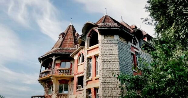 Am Rande des Waldes sahen die Leute ein verlassenes Haus: sie gingen hinein und landeten in einem seltsamen Labyrinth