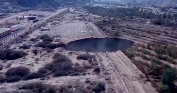 Über Nacht bildete sich in der Wüste ein Erdloch: seine Tiefe übersteigt 200 Meter, sein Durchmesser erreicht 32 Meter