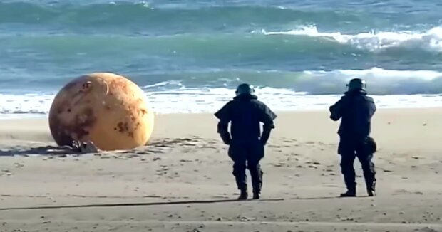 In Japan wurde eine große Metallkugel an den Strand geworfen: Die örtlichen Behörden haben Ermittlungen aufgenommen