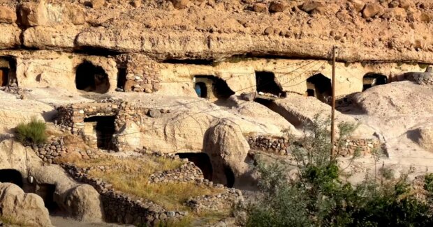 In den Höhlen der iranischen Siedlung Meimand, die 12.000 Jahre alt ist, leben immer noch Menschen