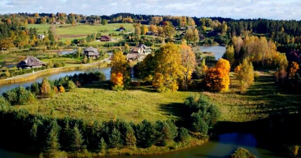 Ein Mann hat 3.000 Hektar Wald gekauft und dort ein Luxusdorf errichtet, in dem ganz besondere Regeln gelten