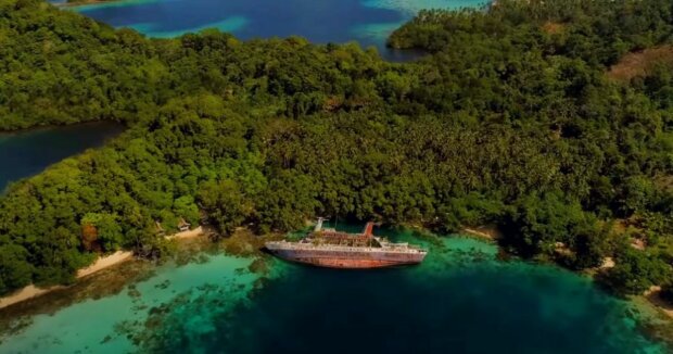 Vor 20 Jahren legte ein Kreuzfahrtschiff in einer Bucht auf einer tropischen Insel an und blieb dort für immer