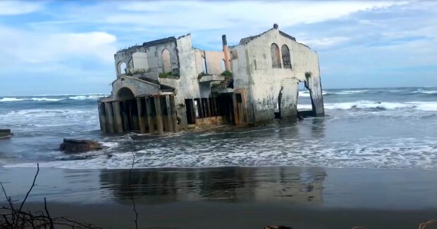 Das Meer hat ein Steinhaus ans Ufer gespült: Ein Tourist beginnt zu untersuchen, wie es dazu kommen konnte