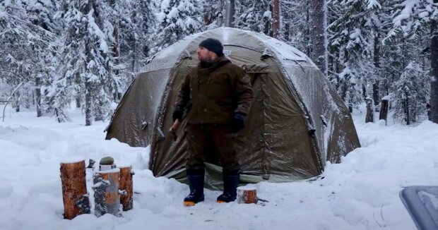 Der Mann ging bei -51 Grad campen: er beschloss, ein Zelt aufzustellen und seine Übernachtung mit der Kamera festzuhalten