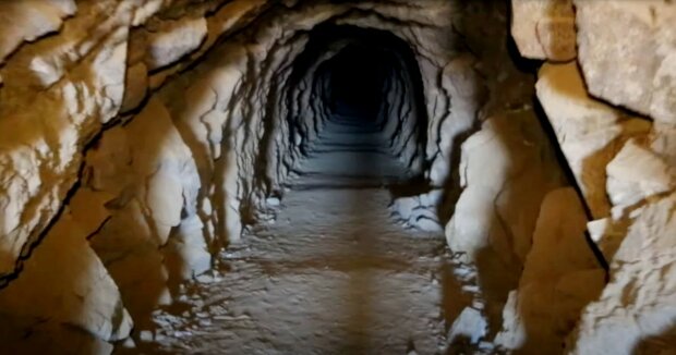 38 Jahre lang hat ein Mann allein in der Wüste einen Tunnel gegraben: als er verschwand, wurde die Tür zum Tunnel offen vorgefunden