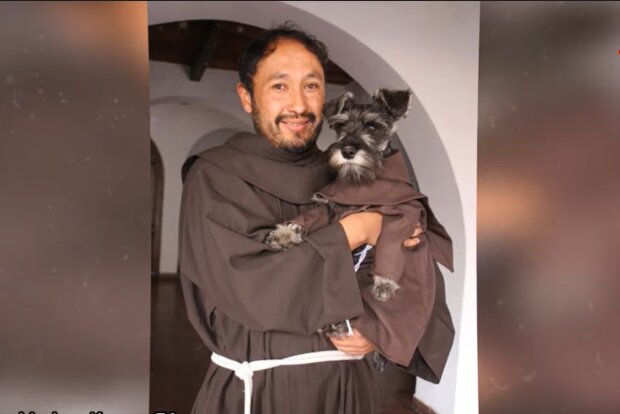 Warum die Franziskanermönche einen Hund im Kloster halten